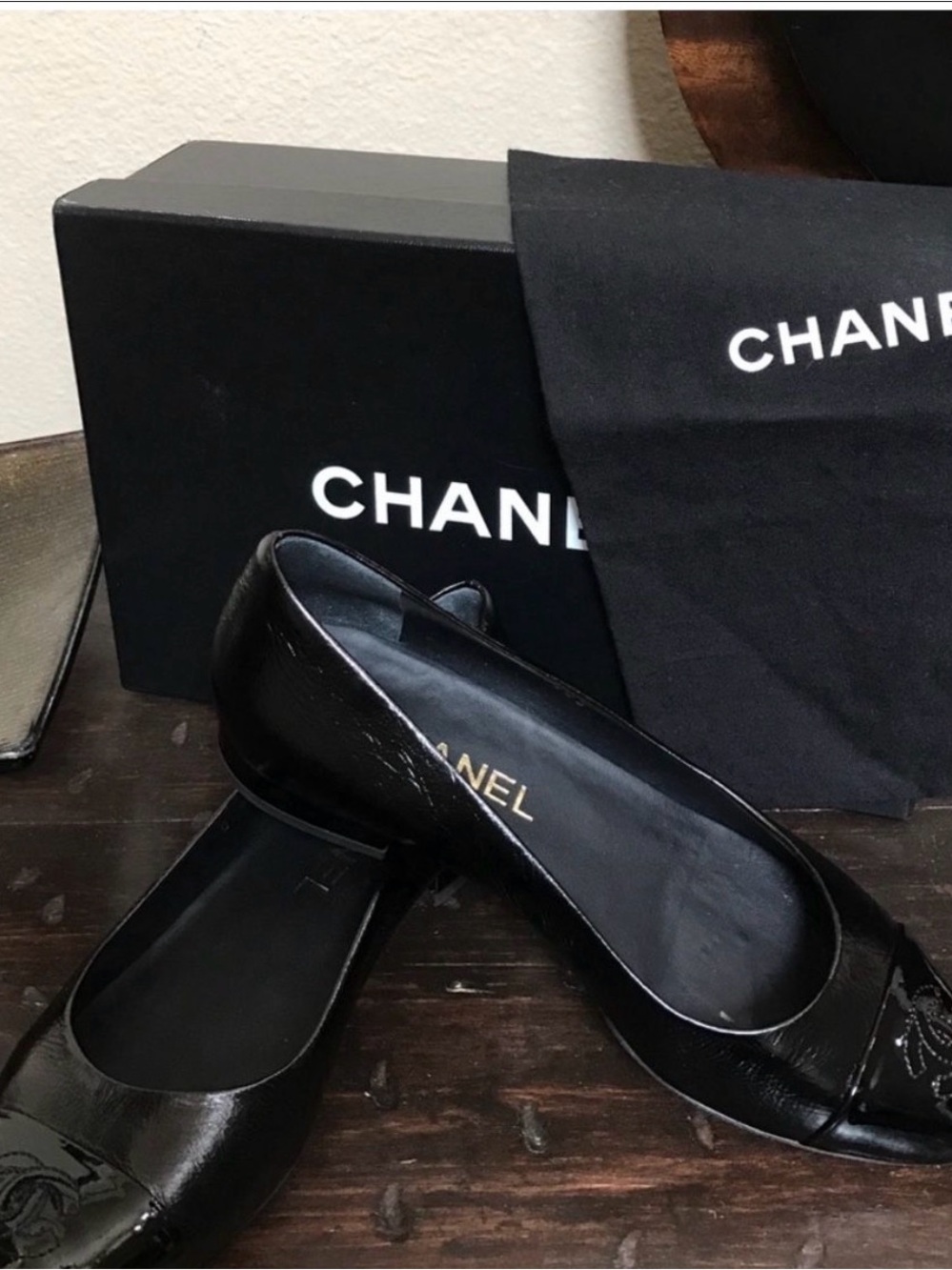 CHANEL Black Patent Leather Ballet Flats with Quilted Logo Cap